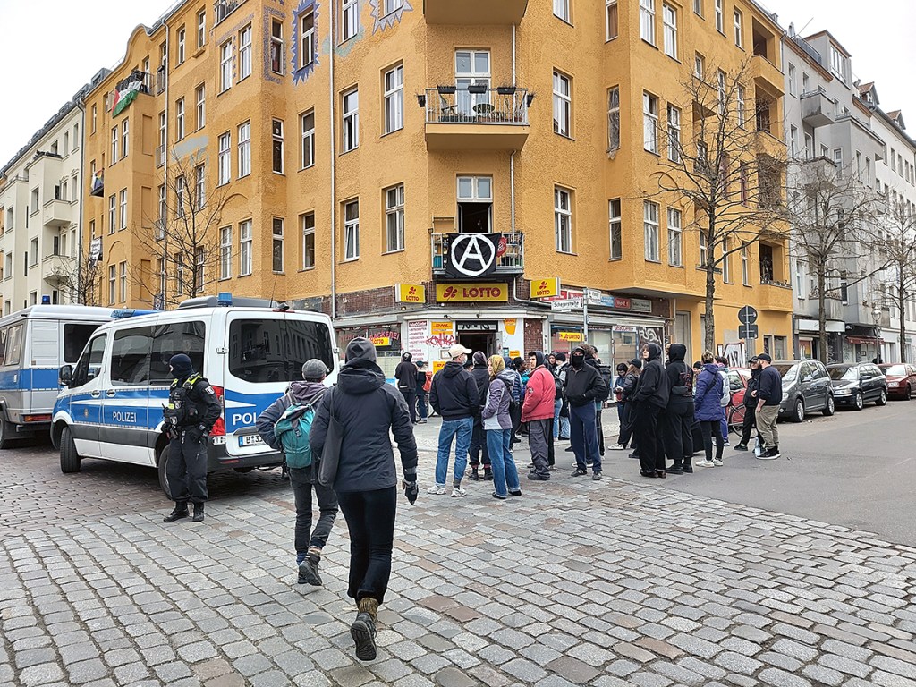 Polizeieinsatz in der Schererstraße 8. Foto: Hensel