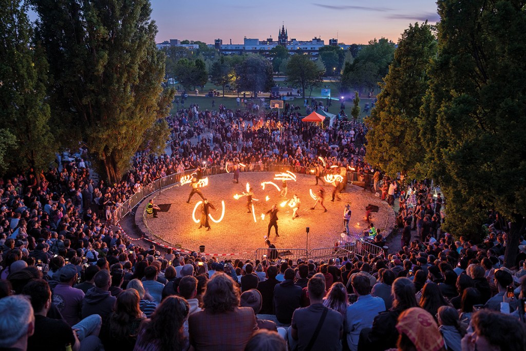 Feuershow bei der Friedvollen Walpurgisnacht 2025. Foto: Rolf Zöllner