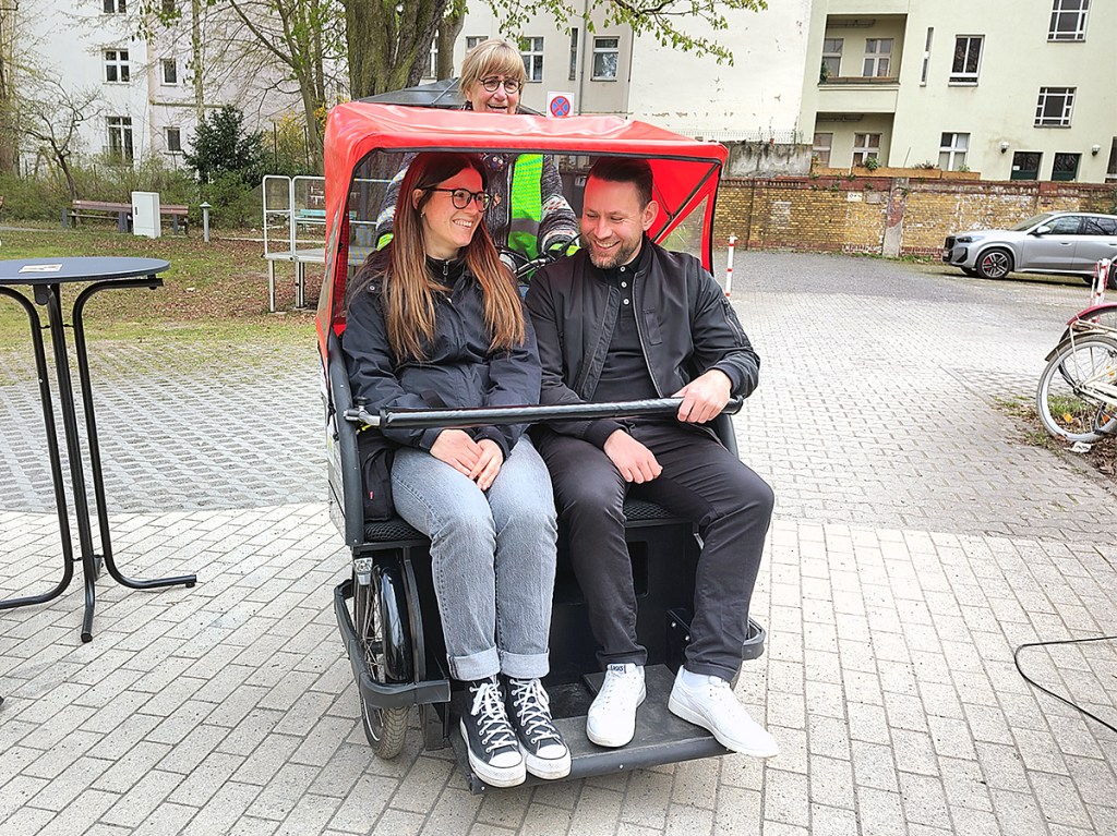 Stadtrat Christoph Keller und Bezirksamtsmitarbeiterin Luisa Brade probierten die E-Rikscha aus. Foto: Hensel