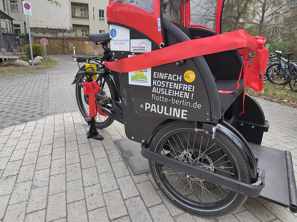 Die Aufschrift an der Seite erklärt: die Rikscha Pauline kann kostenfrei ausgeliehen werden. Foto: Hensel
