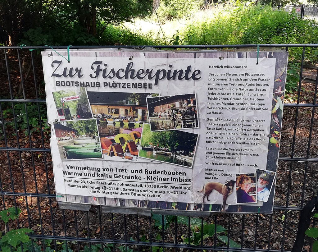 Schild mit Werbung für das Bootshaus am Plötzensee. Foto: Hensel