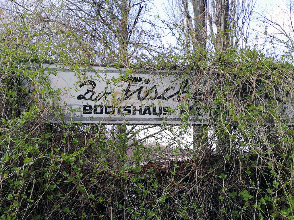 Das Schild der Fischerpinte, kaum lesbar wegen starkem Bewuchs. Foto: Hensel