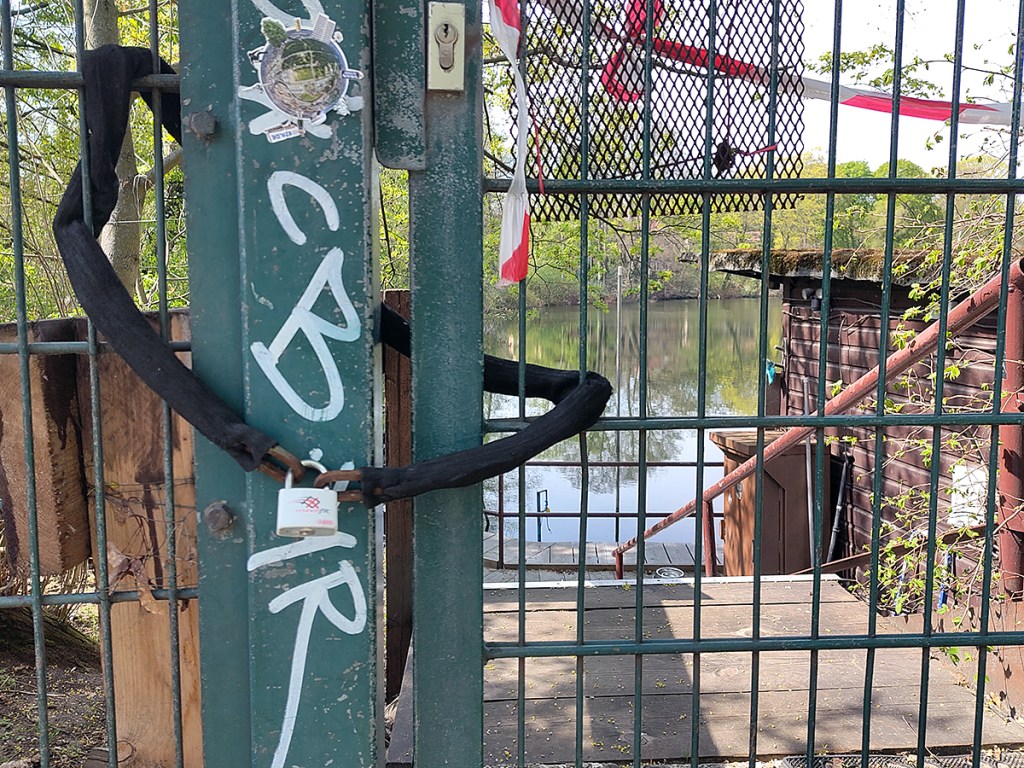 Am Eingang ist ein Schloss, die Fischerpinte ist geschlossen. Foto: Hensel