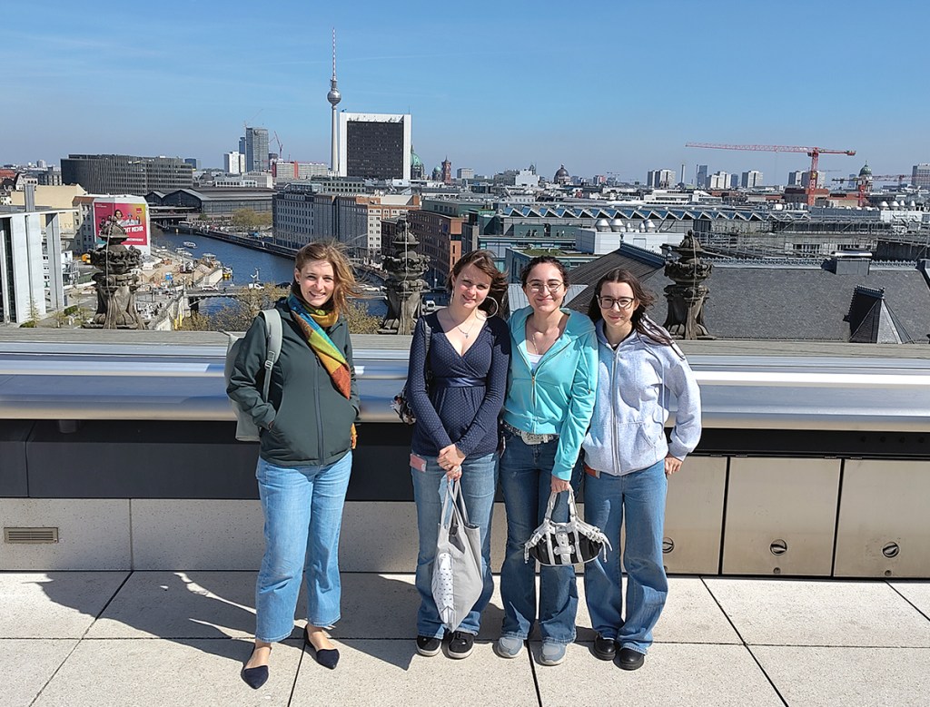 Lea, Lisa und Alice mit der Bundestagsabgeordneten Hanna Steinmüller auf dem Dach des Reichstags. Foto: Hensel