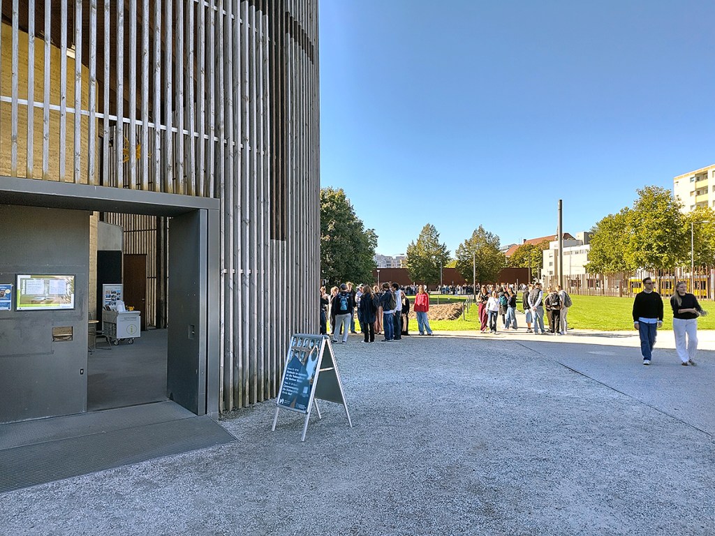 Die Kapelle der Versöhnung steht auf dem ehemaligen Mauerstreifen. Hierher kommen jeden Tag hunderte Besucher:innen. Foto: Hensel