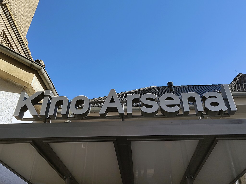 Kino Arsenal: Schriftzug über dem Haupteingang. Foto: Hensel
