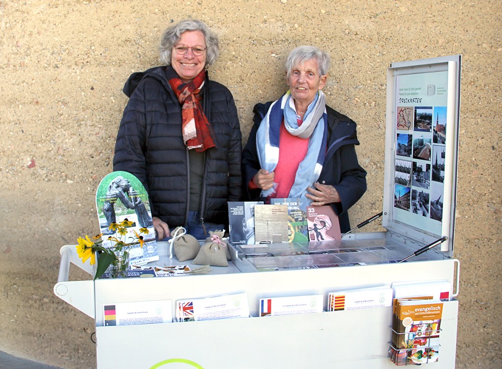 Sabine Jähnicke (links) und Petra Schwarzenberger hüten dienstags die Kapelle. Foto: Hensel