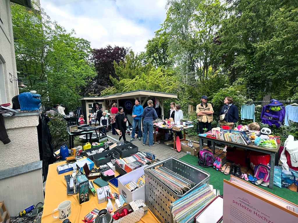 Beim Flohmarkt im Garten der Inspektor Villa.. Foto: Claudia Knobloch