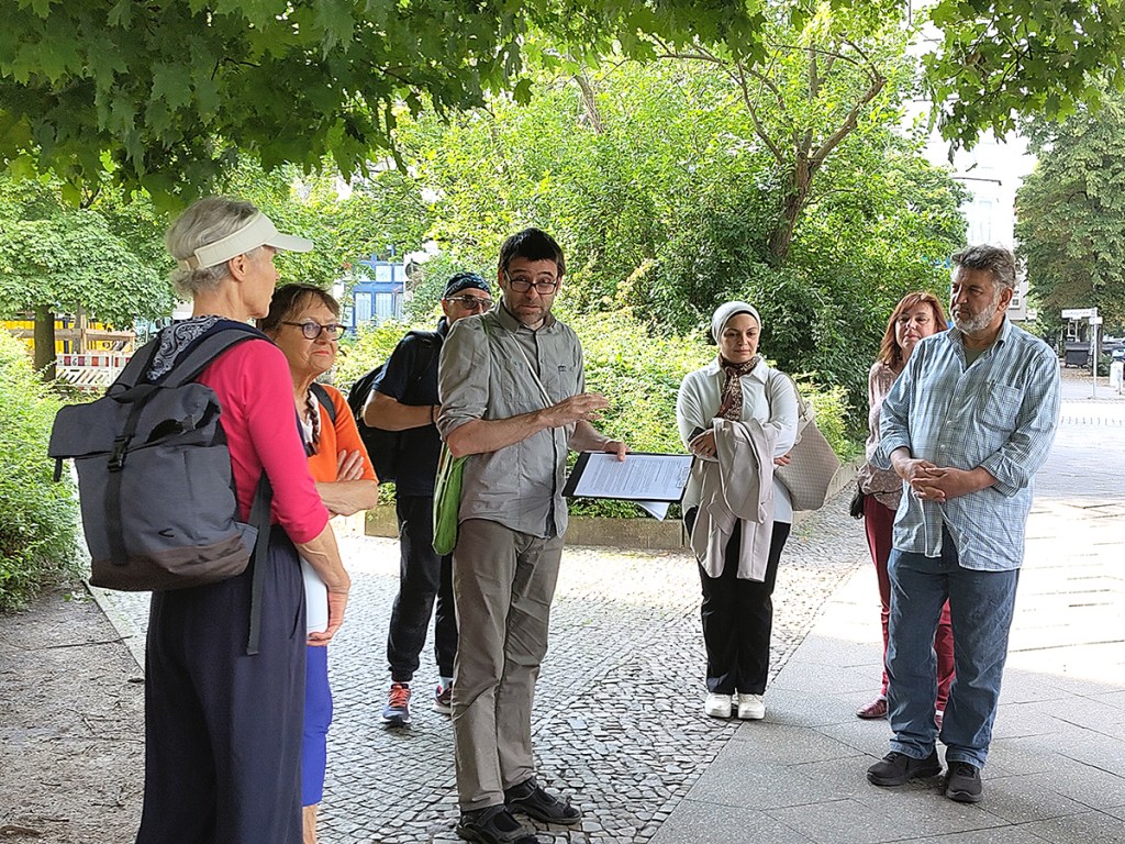Ein Kiezspaziergang zur Migrationsgeschichte im Brunnenviertel. Rechts ist Kerem Derin zu sehen. Foto: Hensel