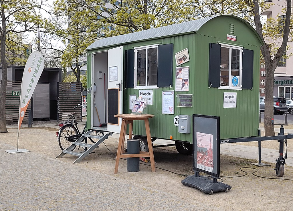 Der grüne Bauwagen des Platzteams. Foto: Hensel