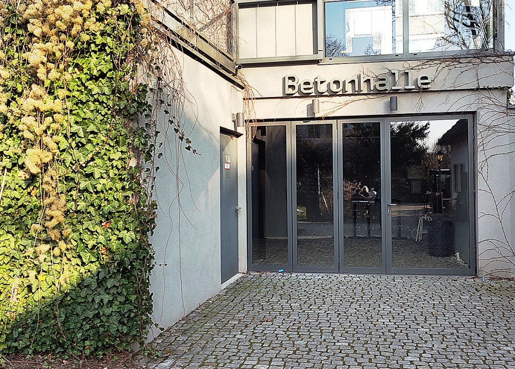 Eingang zur Betonhalle im Silent Green Kulturquartier. Foto: Hensel