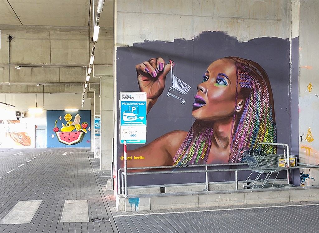Es gibt neue Bilder gibt im "Urban Canvas Parkhaus Wedding". Im Vordergrund ist eine Arbeit von Laetiti Hildebrand (Laeti) zu sehen. Foto: Hensel