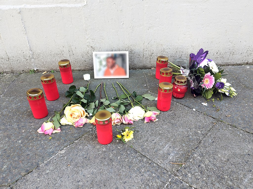 Am Unfallort wurden Kerzen und Blumen als Zeichen des Gedenkens niedergelegt. Das am Gedenkort aufgestellte Foto wurde aus Respekt vor Angehörigen unscharf gemacht. Foto: Hensel