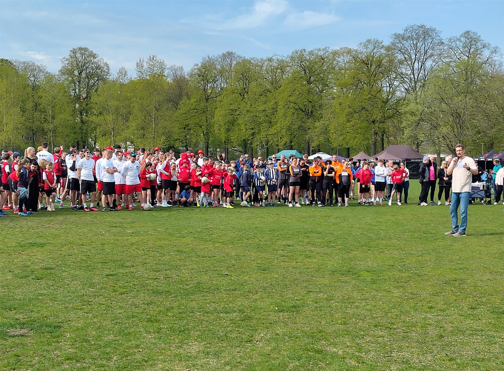 Bei der Eröffnung versammelten sich die Teams. Foto: Hensel
