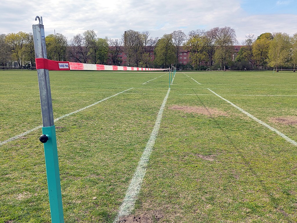 Die Spielfelder sind mit Kreide auf der Wiese markiert. Foto: Hensel
