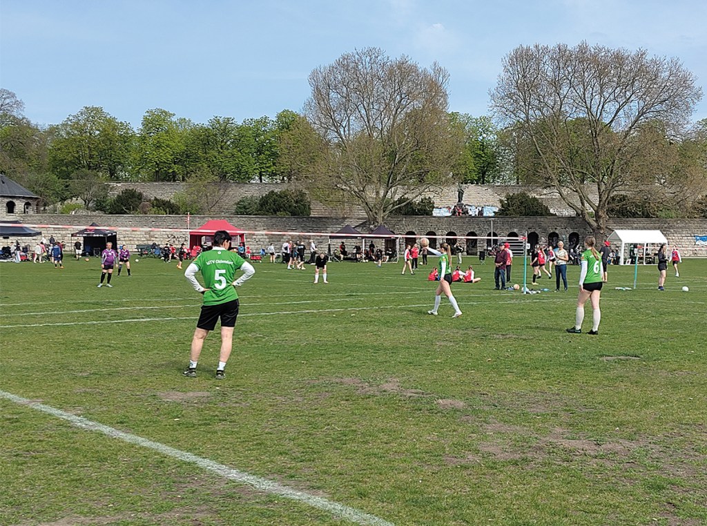 Eine Spielszene beim Faustballturnier. Foto: HenselEine Spielszene beim Faustballturnier. Foto: H
