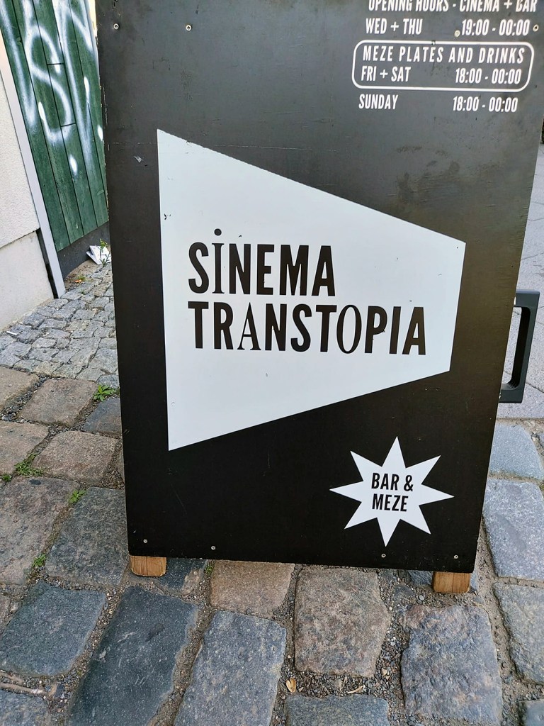 Aufsteller mit dem Kinonamen am Sinema Transtopia. Foto: Anan Jakich
