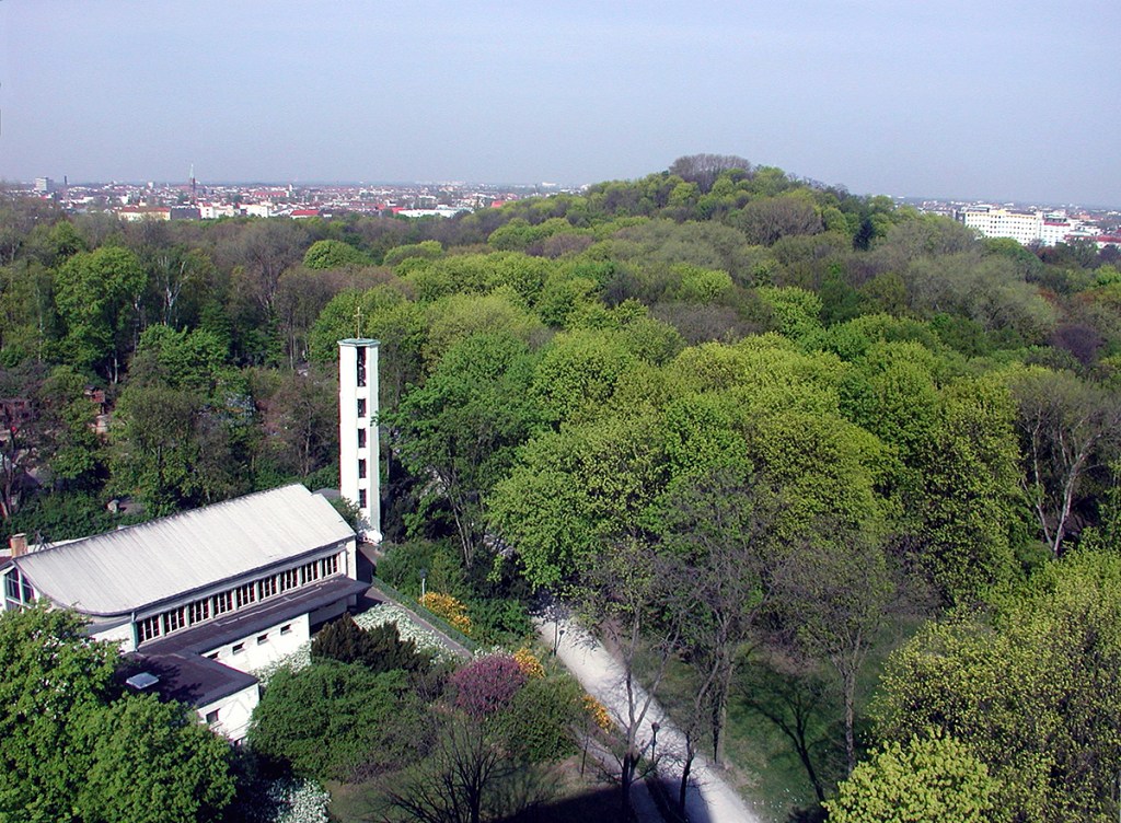 Blick auf den Humboldthain mit der Humboldthöhe von der Gustav-Meyer-Allee aus. Im Vordergrund ist die Himmelfahrtskirche zu sehen (2027). Foto: Angela Monika Arnold, Wikipedia