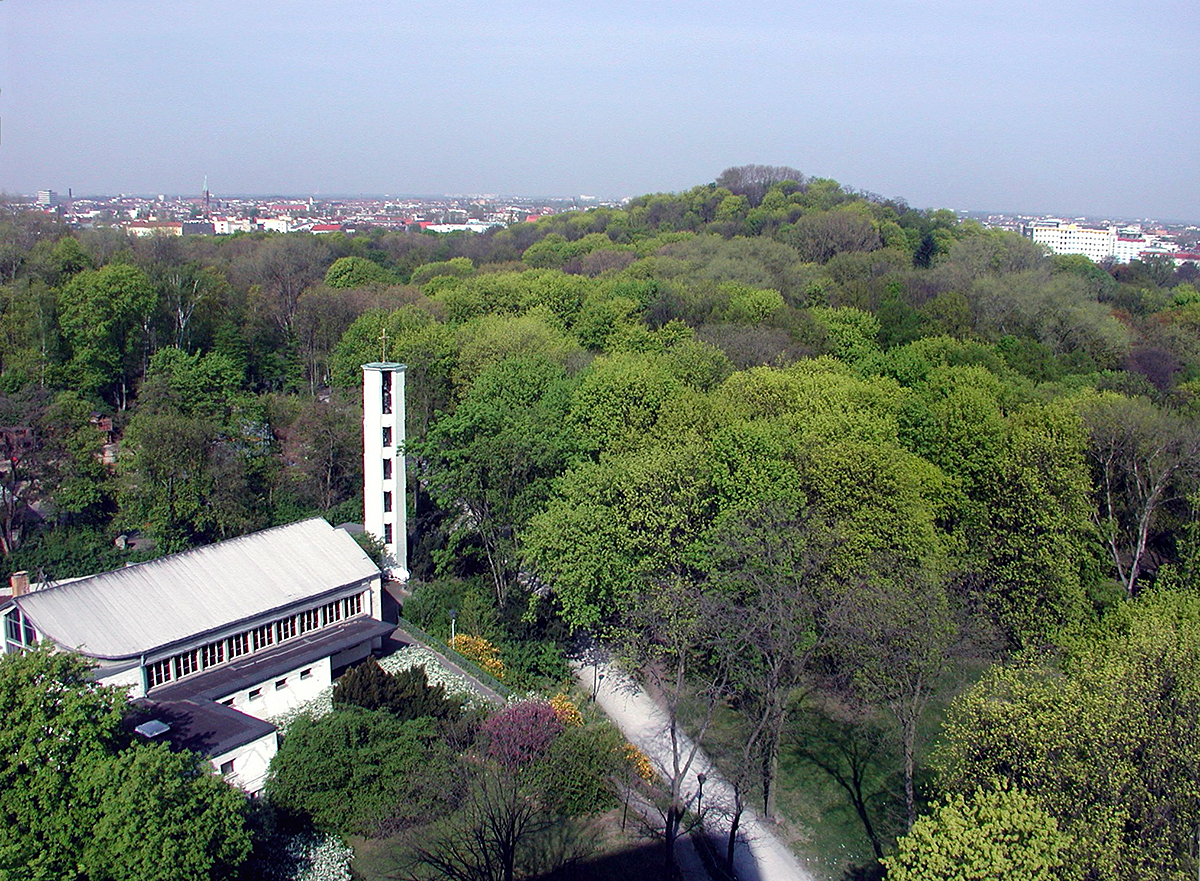 Eine Kirche, zwei Leben: 70 Jahre Himmelfahrtkirche am Humboldthain