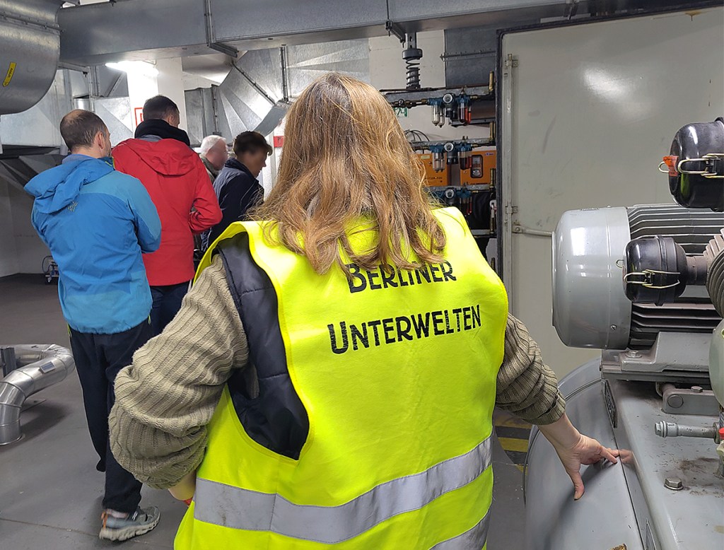 Bei einer Führung im Atombunker im U-Bahnhof Pankstraße. Foto: Hensel