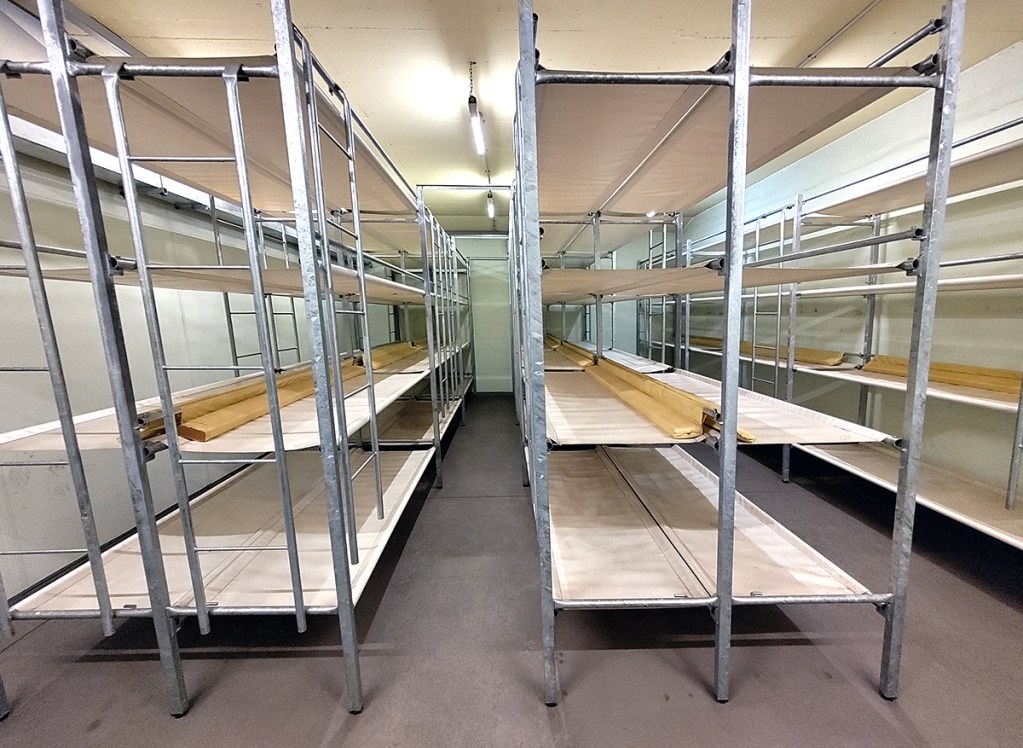 Schlafen auf vier Etagen: Komfortabel wäre eine Übernachtung im Atombunker sicherlich nicht gewesen. Foto: Hensel