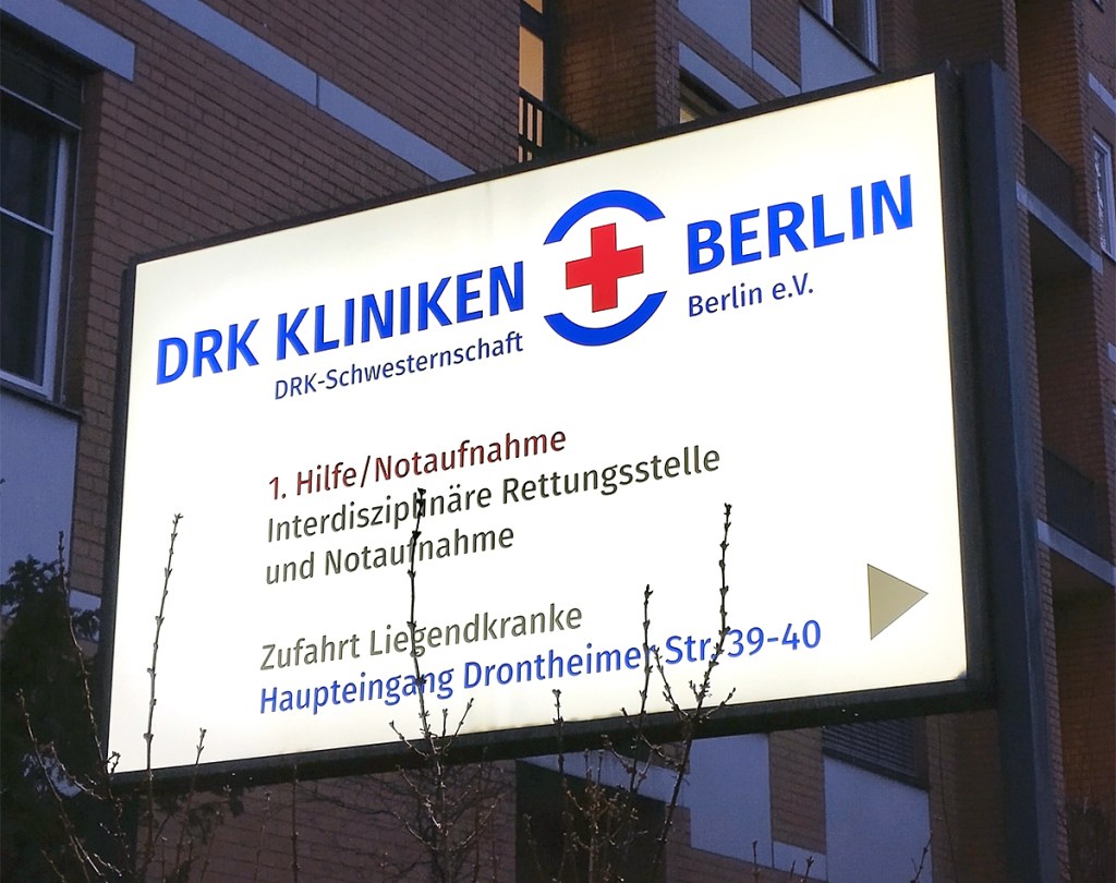 Das Schild in der Osloer Straße weist zum DRK-Krankenhaus um die Ecke. Foto: Hensel