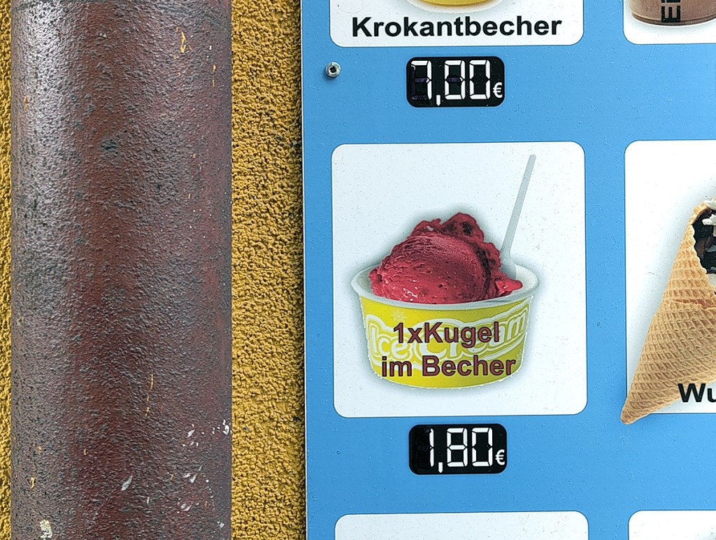 Der Preis für eine Kugel Eis steht bei Eis Toto auf dem Schild am Laden. Foto: Hensel