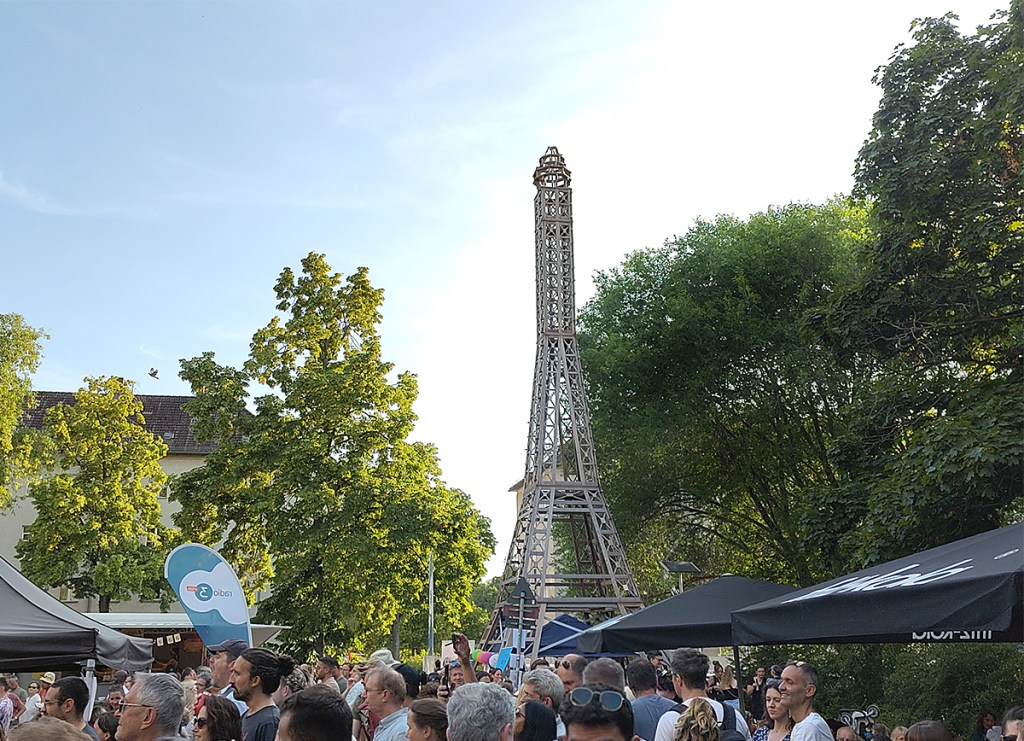 Das Musikfest unterm Mini-Eiffelturm zieht in jedem Jahr viele Besucher:innen an. Foto: Hensel