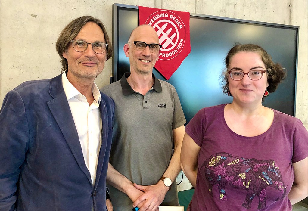 Sie haben zum Gespräch eingeladen (von links): Pastor Peter Jörges von der Baptisten Gemeinde, Oliver Knabe, Mitglied der Gemeinde und Eva Martin Martinez vom Berliner Bündnis gegen Waffenproduktion. Foto: Rolf Fischer