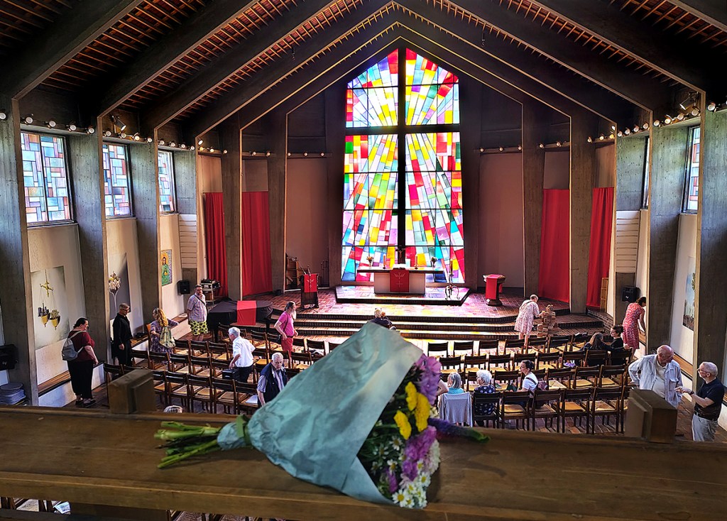 Kurz nach dem Gottesdienst am Pfingstsonntag. Die Blumen sind für den Posaunenchor, der dort spielte. Foto: Hensel
