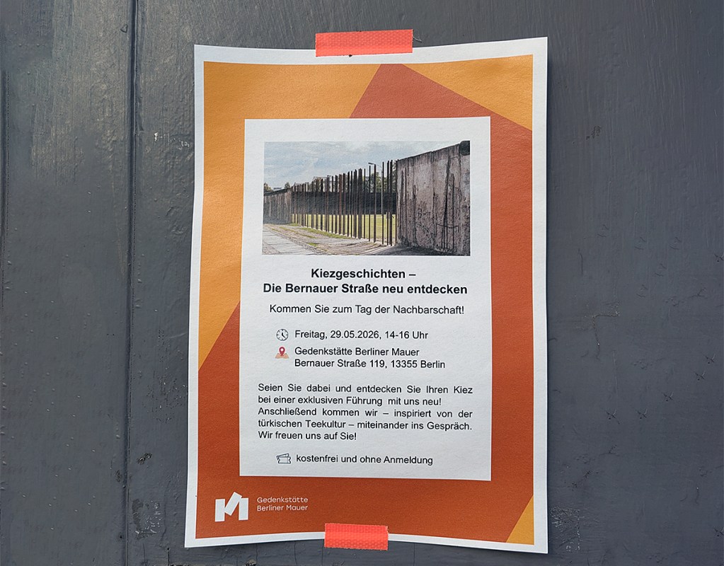 Ein Hinweiszettel für die exklusive Führung in der Bernauer Straße zum Tag der Nachbarschaft. Foto: Hensel