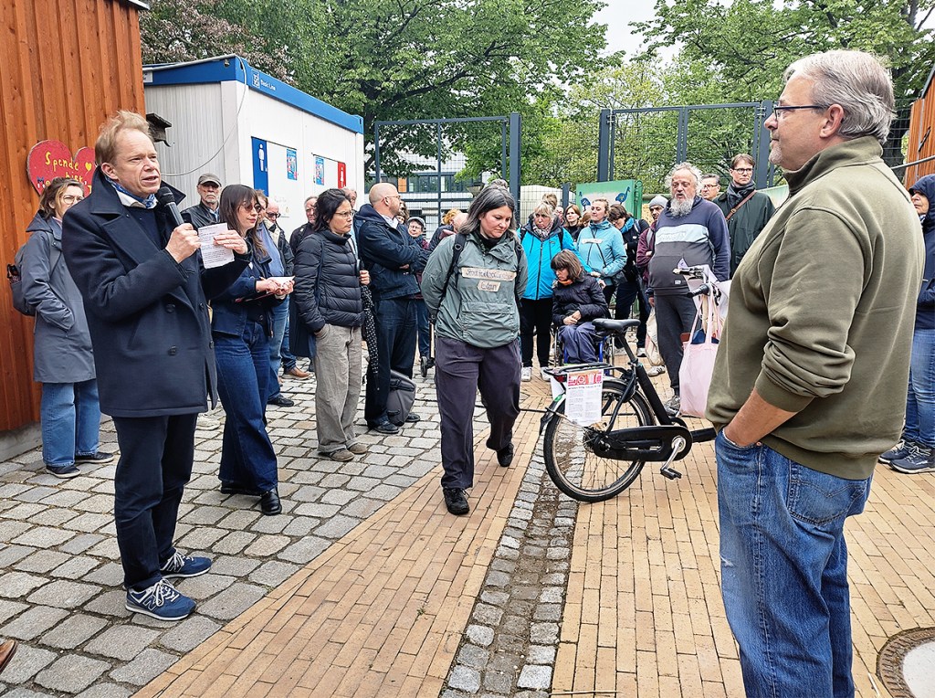 Bezirksstadtrat Ephraim Gothe am Mikrofon an der Station im Kinderbunten Bauernhof. Foto: Hensel