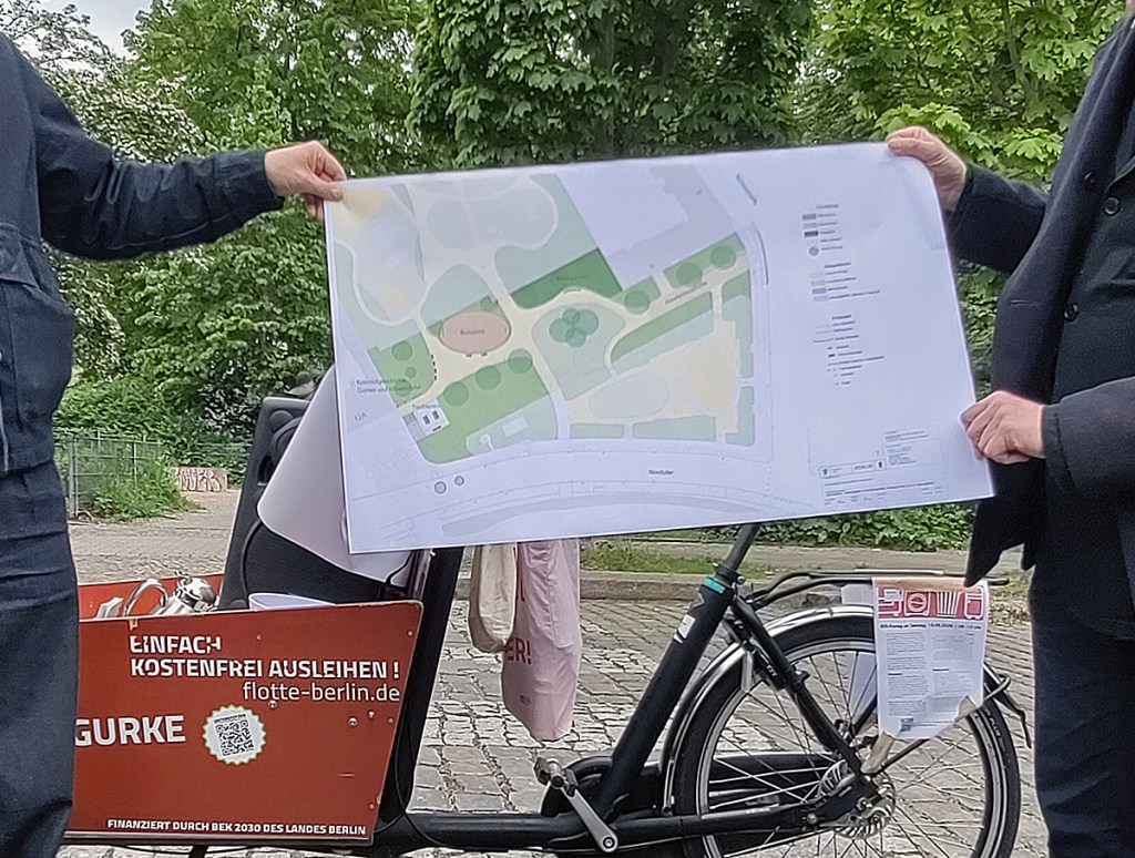 Hier wird der Plan für die Erweiterung des Sprengelparks bis ans Wasser gezeigt. Foto: Hensel