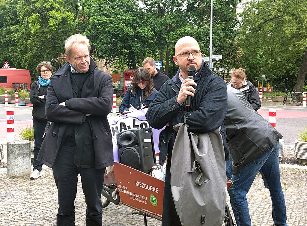 Bezirksstadtrat Christopher Schriner beantwortet eine Frage, links daneben steht sein Kollege Ephraim Gothe. Foto: Hensel
