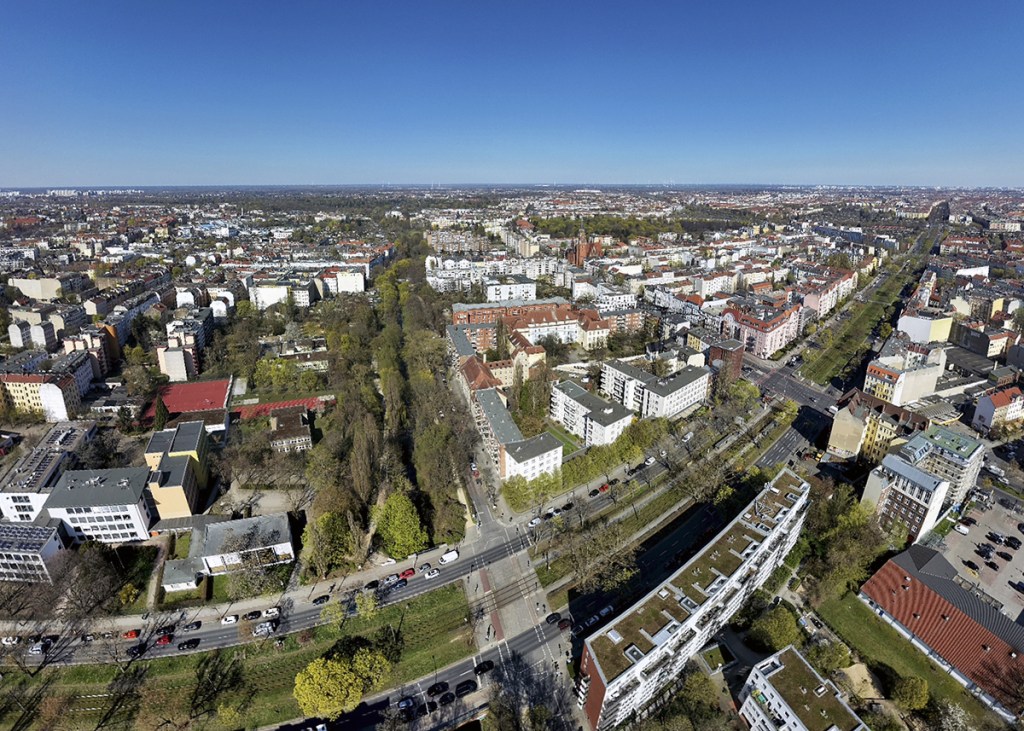 Blick von oben auf den den Soldiner Kiez, den östlichen Teil des neuen Fördergebiets.. Deutlich zu erkennen ist die Osloer Straße mit der Straßenbahntrasse. Foto: Karchoberlin