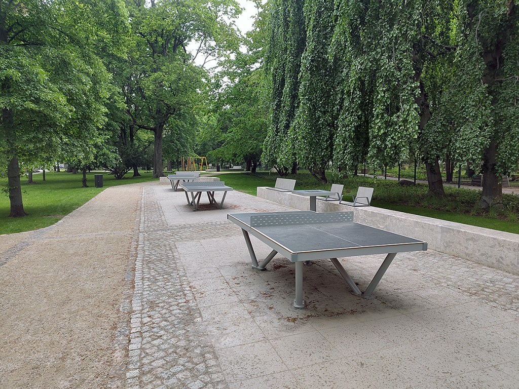Tischtennisplatten im Grünzug an der Ruheplatzstraße. Foto: Hensel