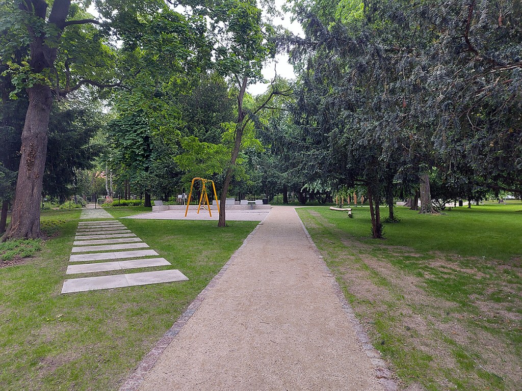 Der neu gestaltete Grünzug an der Ruheplatzstraße. Foto: Hensel