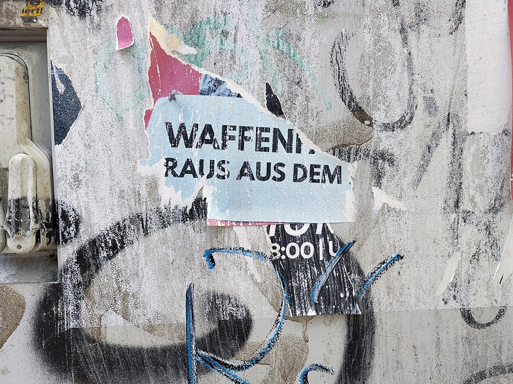 Rest eines Plakats gegen die Rüstungsproduktion am Gesundbrunnen. Foto: Hensel