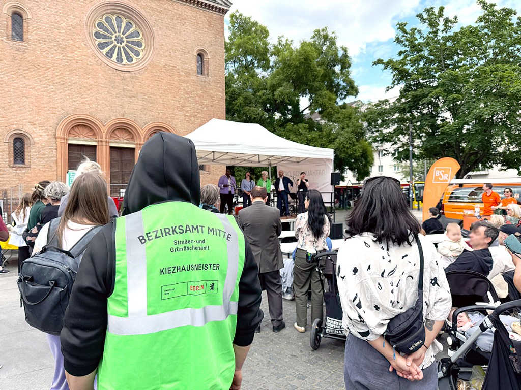 Bei einem Rathaus-vor-Ort-Termin. Foto: BA Mitte