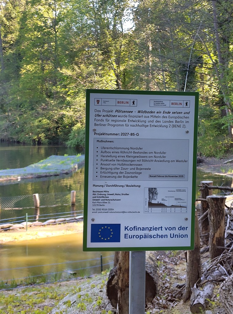 Das Schild weist auf die Finanzierung der Maßnahmen durch das Land Berlin und die Europäische Union hin. Foto: Hensel
