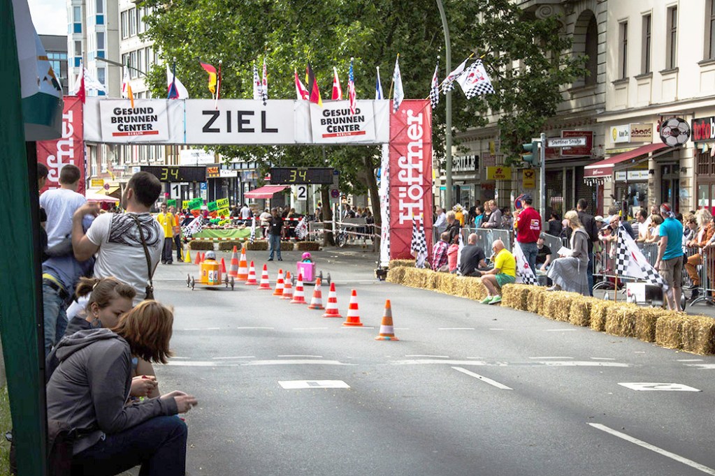 Beim Seifenkistenrennen in der Badstraße (2013). Foto: Sulamith Sallmann