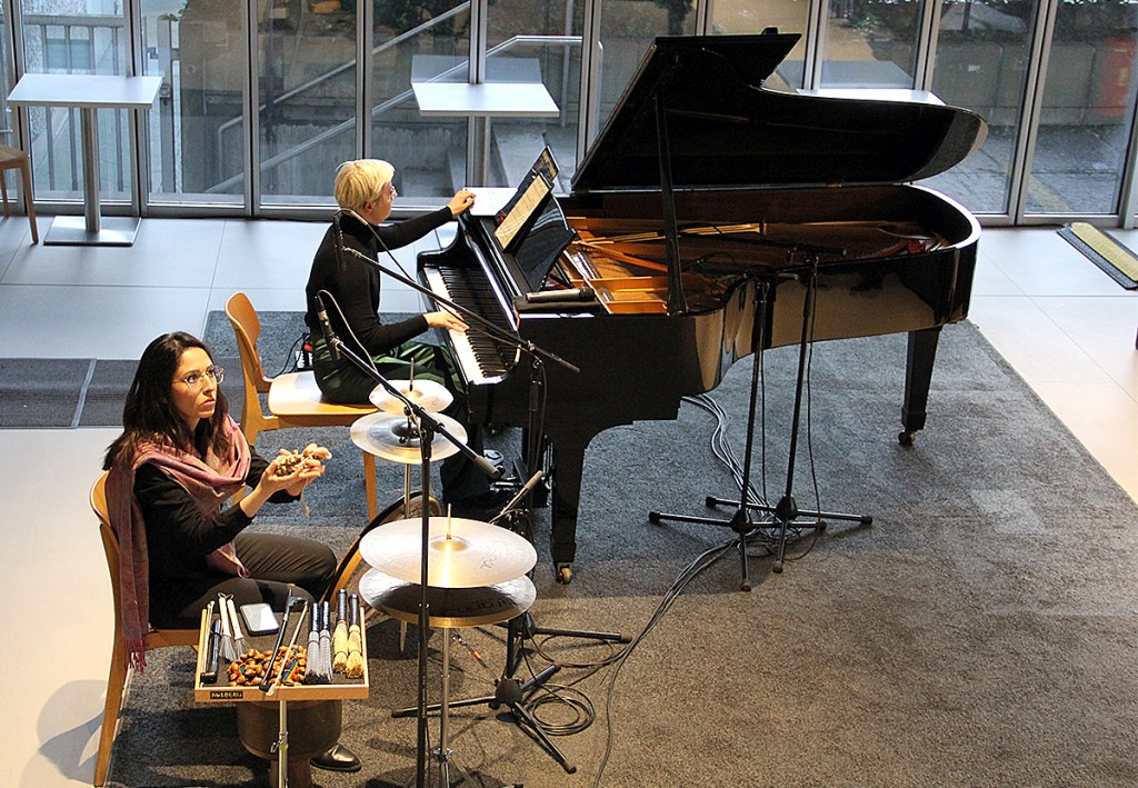 Konzert im "Wiener Café": die Perkussionistin Roshanak Rafani und die Pianistin Nina Gurol. Foto: Hensel