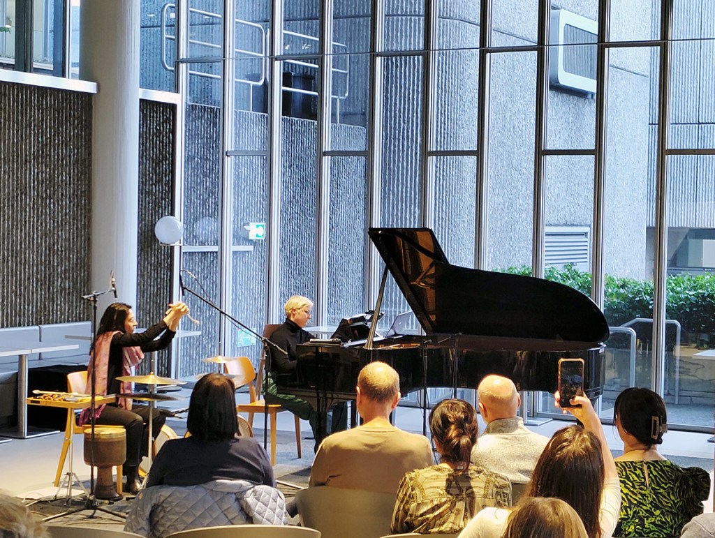 Konzert im "Wiener Café": die Perkussionistin Roshanak Rafani und die Pianistin Nina Gurol. Foto: Hensel