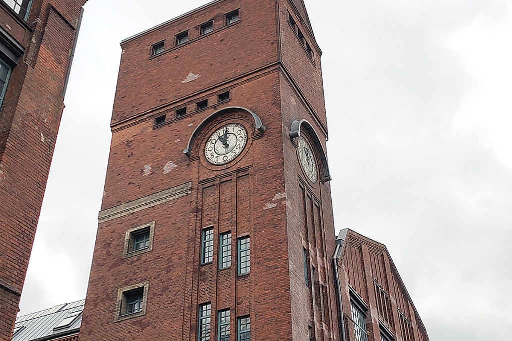 Die Turmuhr auf dem AEG-Gelände funktioniert wieder. Foto: Hensel