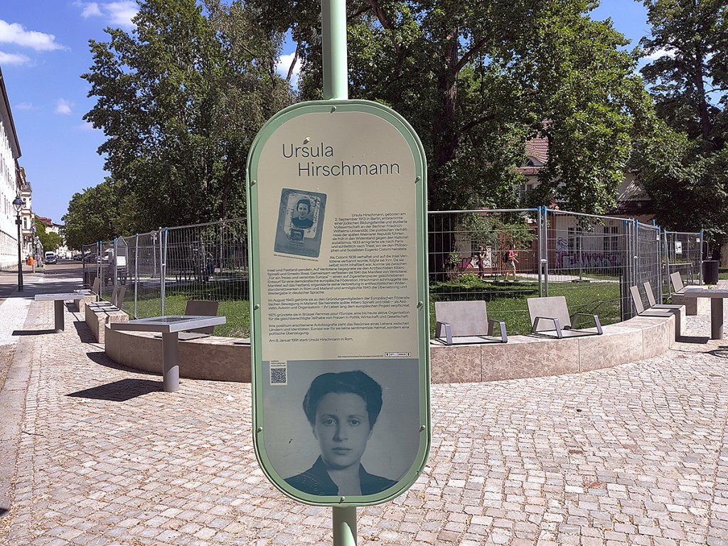 Ein Schild gibt ein paar Informationen zur Namensgeberin des Ursula-Hirschmann-Platzes. Foto: Hensel
