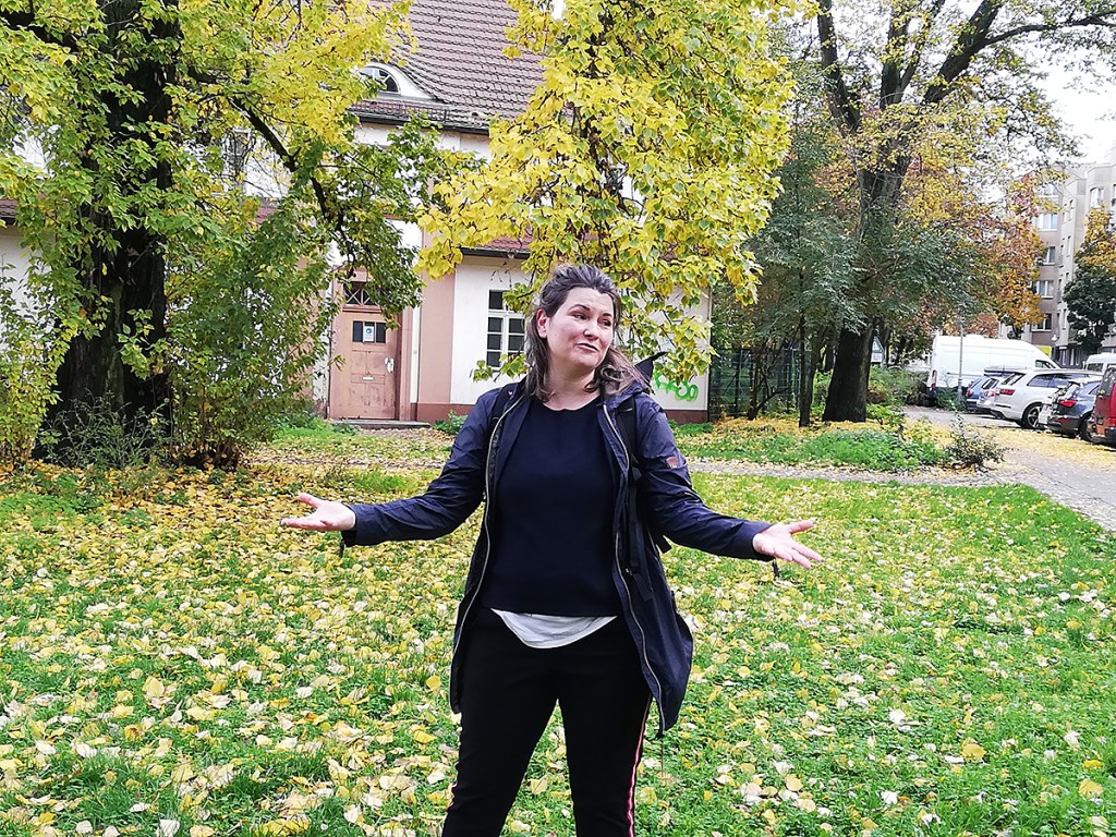 Zum Vergleich: Stadtteilkoordinatorin Eileen Scheier 2021 auf der Fläche, die heute der Ursula-Hirschmann-Platz ist. Foto: Hensel