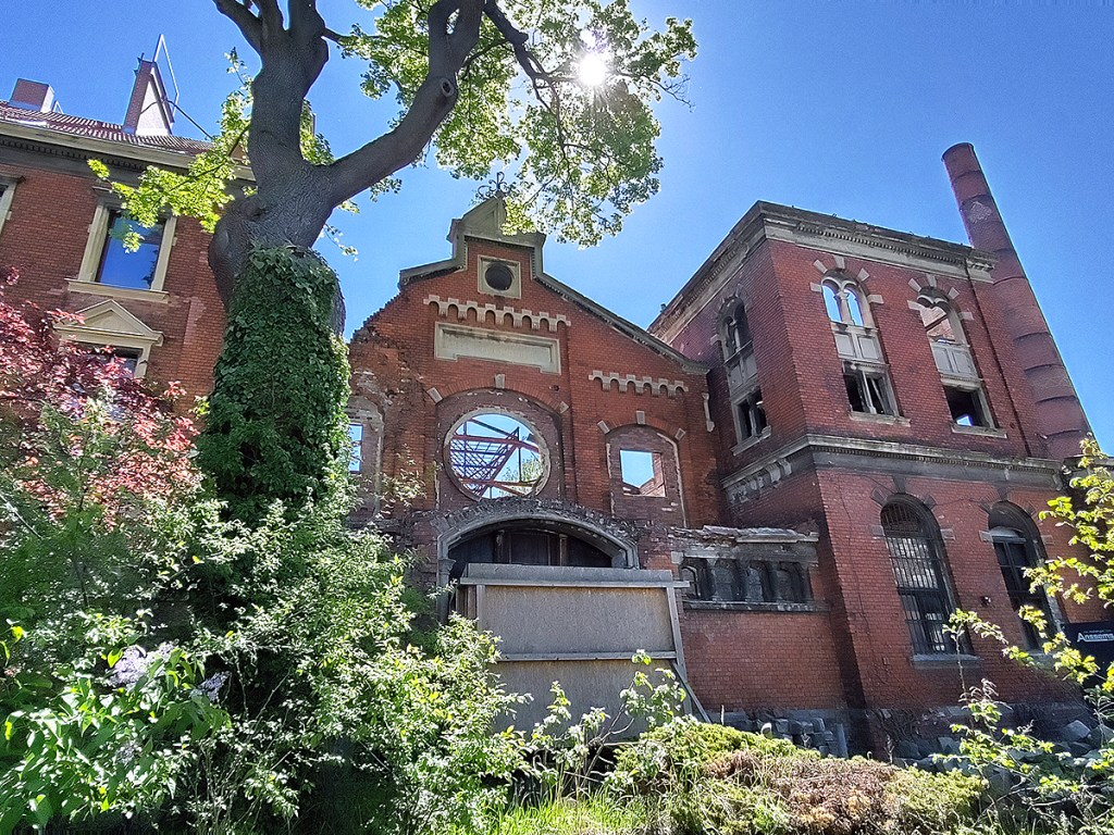 Gelände der Wiesenburg im Wedding mit historischen Gebäuden und Grünflächen