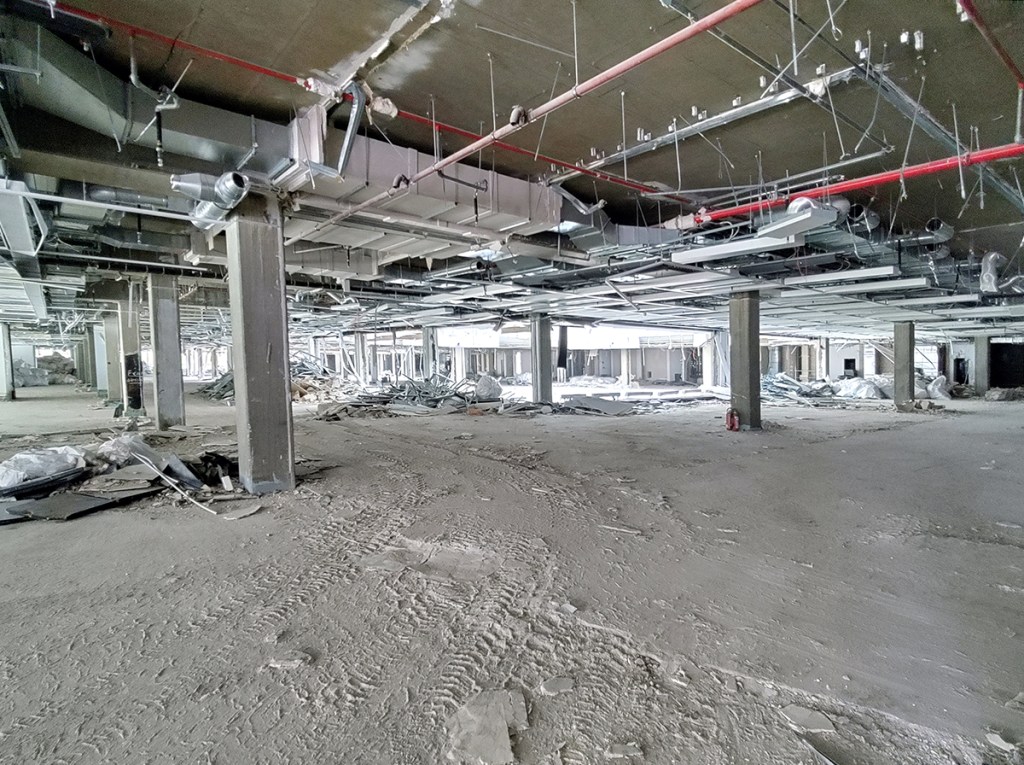 Blick ins Innere: Das Gebäude wird derzeit entkernt. Foto: Hensel