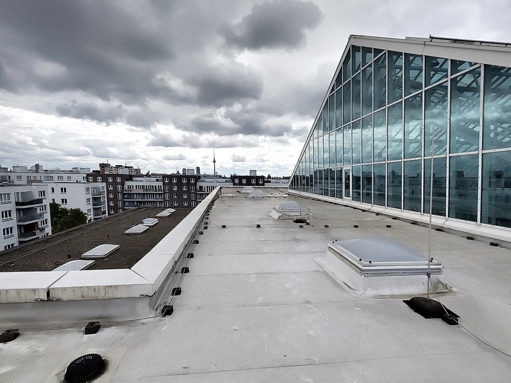 Ein seltener Ausblick: Blick vom Dach  der Nixdorf-Fabrik Berlin Richtung Fernsehturm. Foto: Hensel