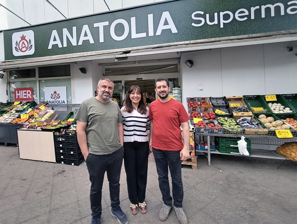 İskender, seine Frau Emine und ihr Bruder Hasan vor ihrem Geschäft in der Müllerstraße. Foto: Hensel